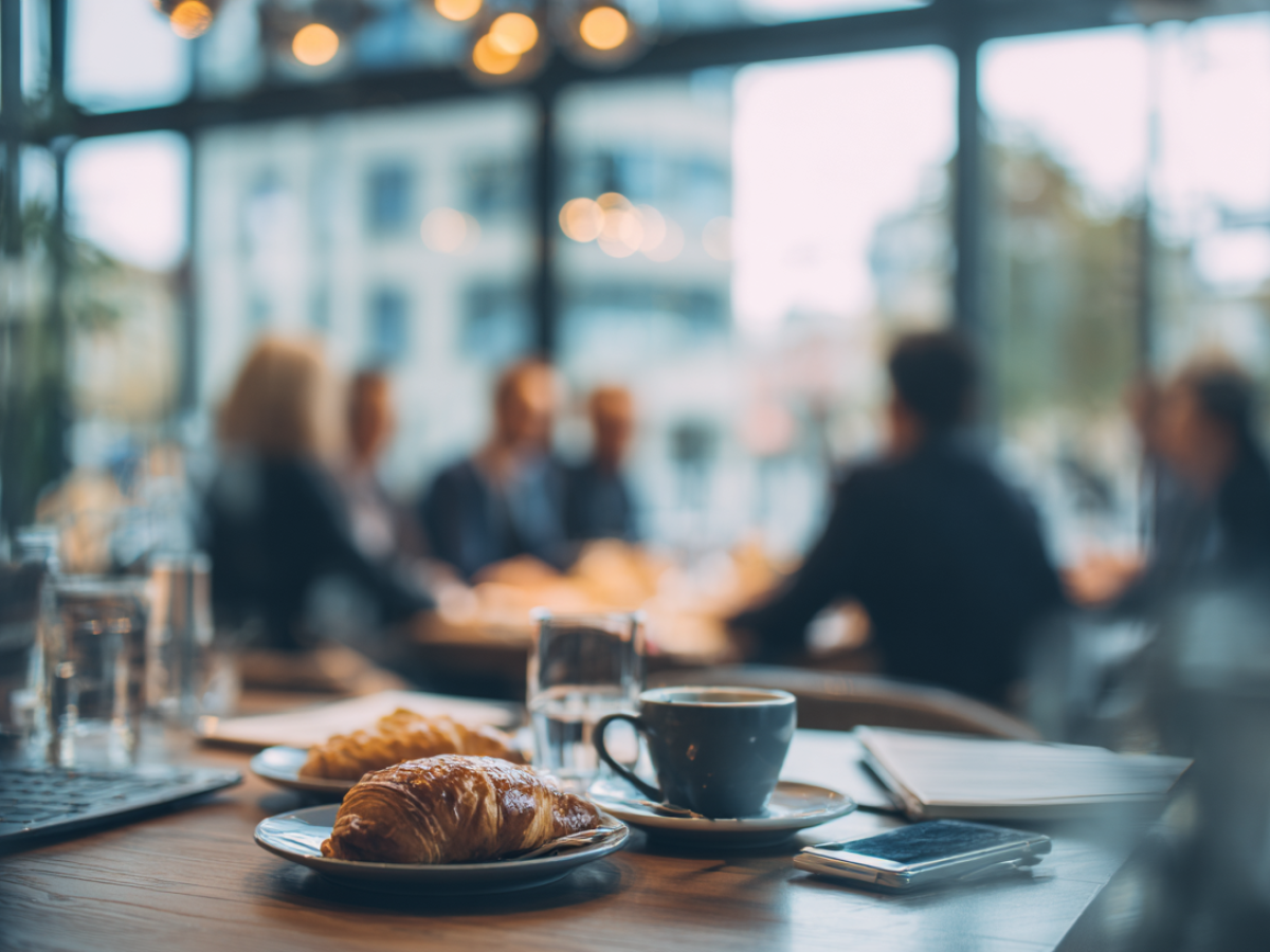 qwwrty5251_Business_breakfast_meeting_in_a_bright_modern_caf__3d1de5bd-15b9-431f-9775-5c7431bb7e77_2